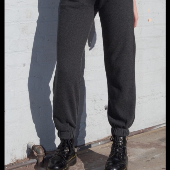Brandy Melville Rosa sweatpants dark grey - Picture 2 of 4